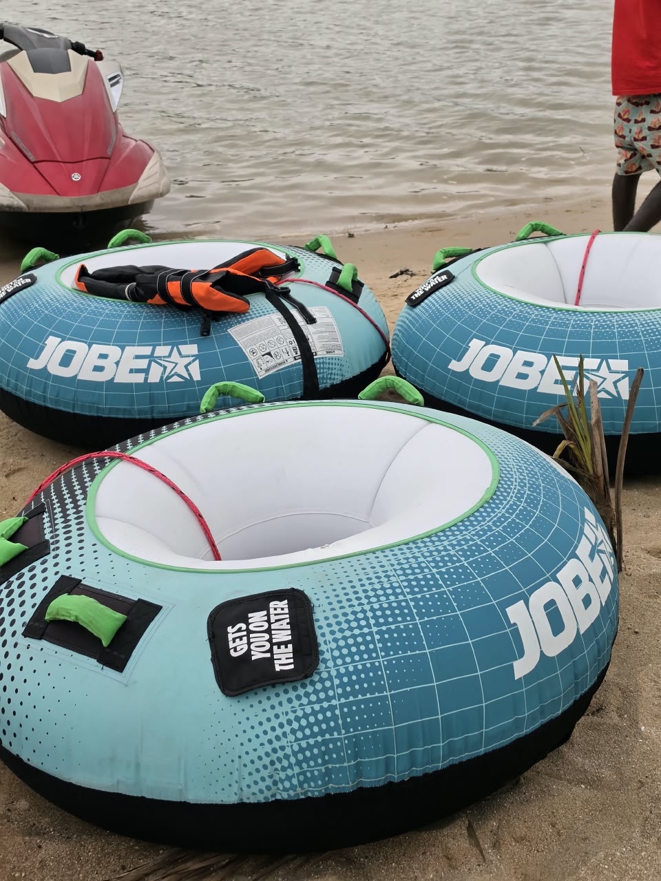 Bouées tractées prêtes sur la plage de la Marina, Bingerville